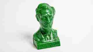 A plastic Mold-a-Rama bust of Abraham Lincoln, with the inscription "Museum of Science and Industry."